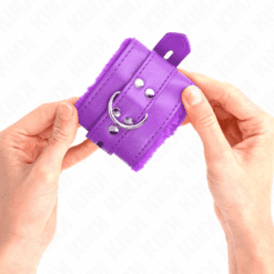 Comprar KINK - MUÑEQUERAS FORRADAS CON AGUJEROS CUADRADOS VIOLETA Y CORREA VIOLETA AJUSTABLE 17-29 CM X 6 CM al mejor precio - Envíos Discretos